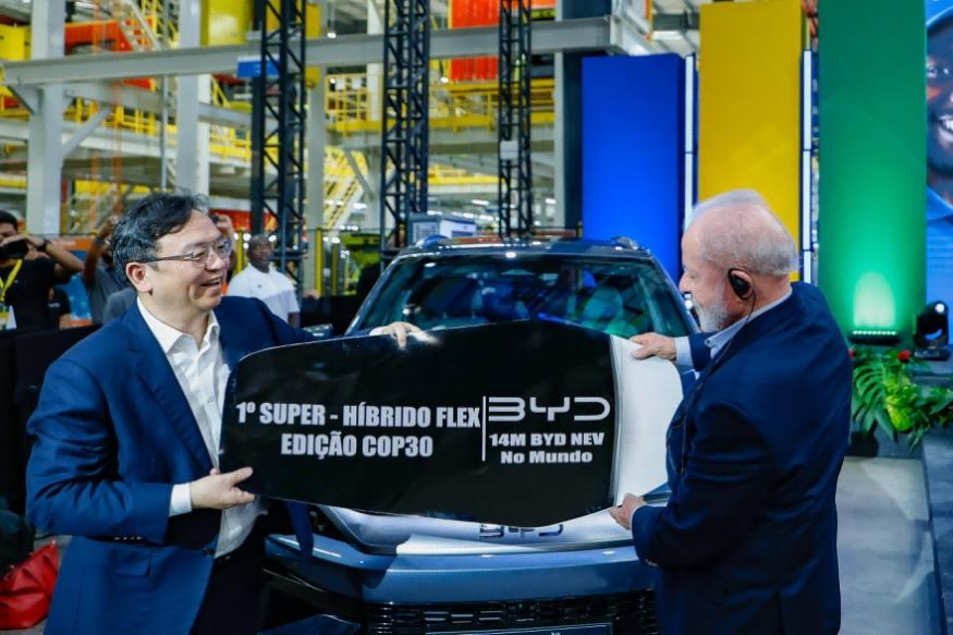 王傳福向盧拉交付比亞迪第1400萬輛新能源汽車 王傳福向盧拉交付比亞迪第1400萬輛新能源汽車